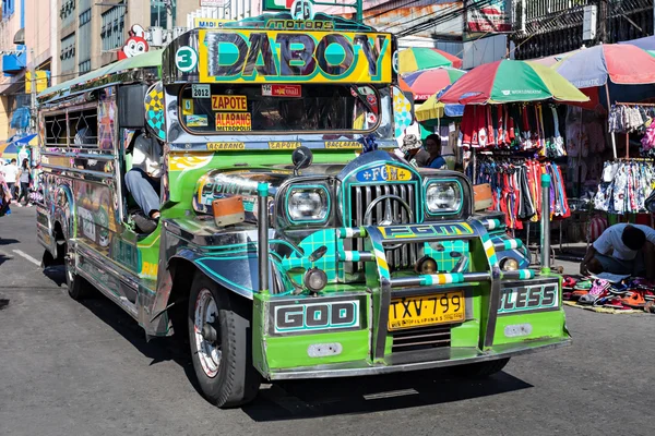 Jeepney på manila gatan — Stockfoto