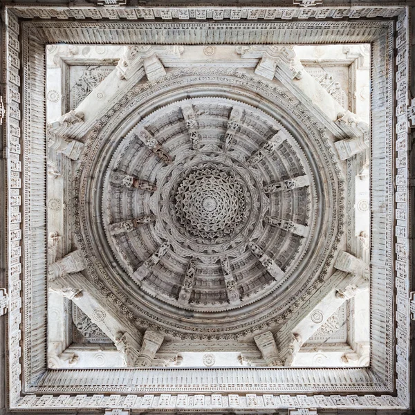 Интерьер храма Ранакпур — стоковое фото