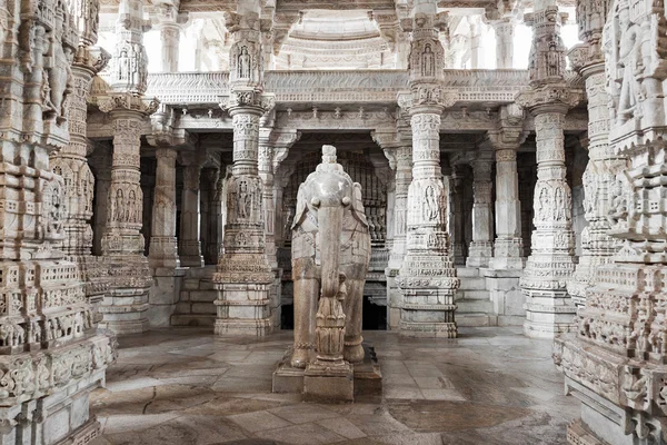 Ranakpur Tapınağı iç — Stok fotoğraf