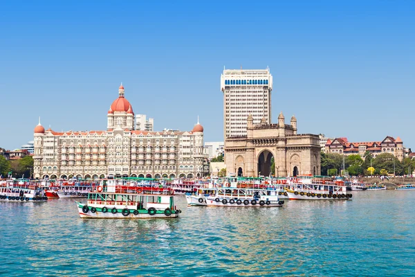 Taj Mahal Hotel and Gateway of India — Stock Photo, Image