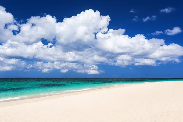 La spiaggia di bellezza — Foto Stock