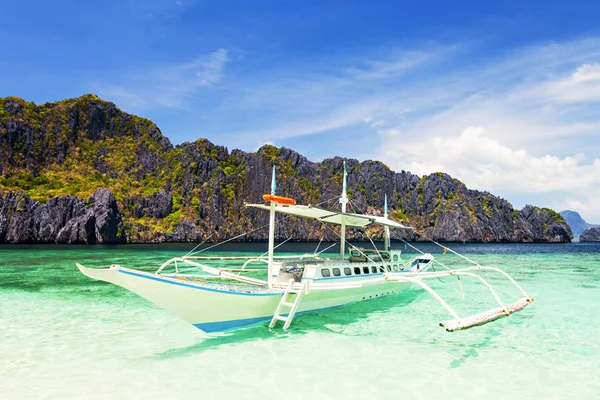 Boat on the water — Stock Photo, Image