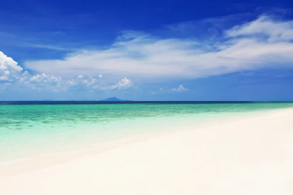 Praia solitária bonita — Fotografia de Stock