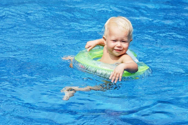De Baby zwemmen — Stockfoto