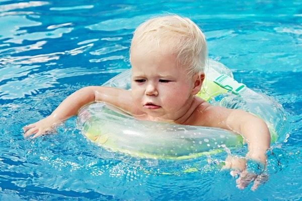 De Baby zwemmen — Stockfoto