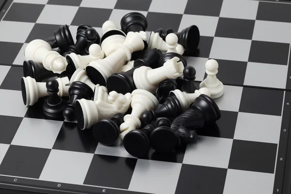 Schachbrett mit Figuren — Stockfoto