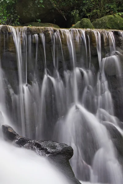 Красивый водопад в джунглях — стоковое фото