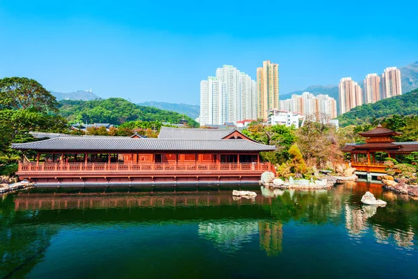 南莲花园的蓝池是香港钻石山中的一个中国古典园林 — 图库照片
