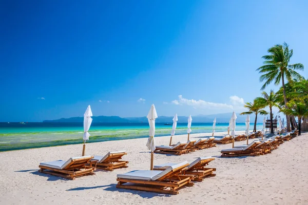 菲律宾Boracay岛上带雨伞的白色沙滩 海滩床和棕榈树的热带假期 — 图库照片