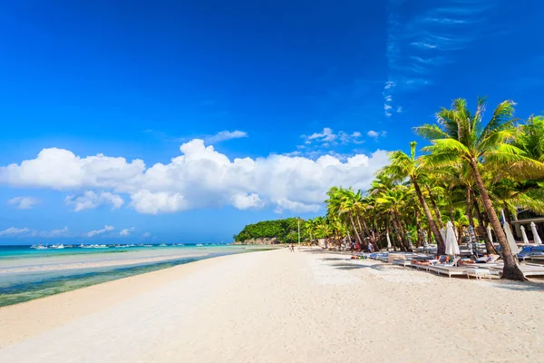 Trópusi Nyaralás Fehér Homokos Strandon Esernyőkkel Tengerparti Ágyakkal Pálmafákkal Boracay — Stock Fotó