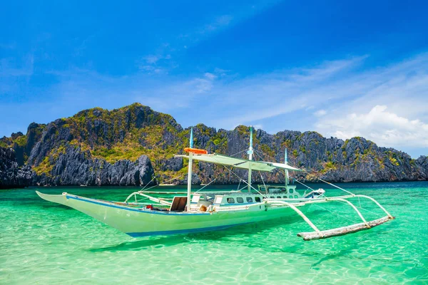 フィリピンのパラワン島エルニド省の伝統的なフィリピン船バンカまたはバンカ — ストック写真