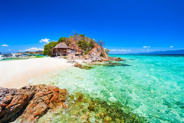 菲律宾巴拉旺省Busuanga岛上美丽的岩石海滩 黄沙碧绿的水 — 图库照片