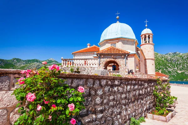 Iglesia Nuestra Señora Las Rocas Isla Gospa Skrpjela Cerca Ciudad — Foto de Stock