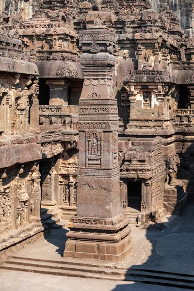 インド マハラシュトラ州のエローラ洞窟にある最大の岩の後ろの寺院であるKailasaまたはKailash寺院の石柱 — ストック写真