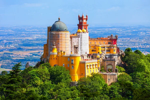 佩纳宫 Pena Palace或Palacio Pena 是葡萄牙辛特拉镇的一座浪漫主义城堡 — 图库照片