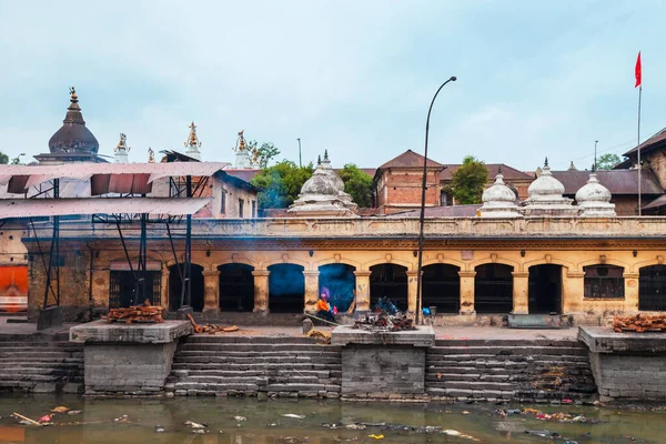 Hindu Hamvasztási Rituálé Bagmati Folyó Torkolatánál Pashupatinath Templom Komplexum Közelében — Stock Fotó