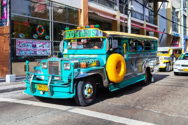 Manila Philippines Februari 2013 Jeepneys Zijn Populair Openbaar Vervoer Stad — Stockfoto
