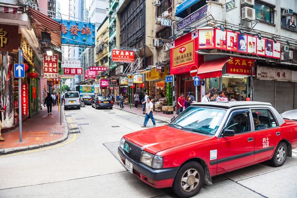 Hong Kong Mart 2013 Yoğun Bir Caddede Kırmızı Taksi Kırmızı — Stok fotoğraf