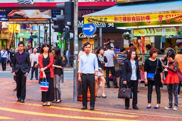 Hong Kong March 2013 Pedestrians Waiting Very Busy Intersection Hong — Stock Photo, Image