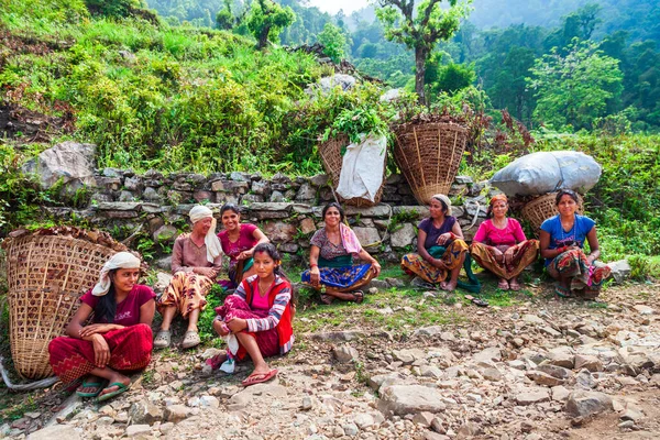 Pokhara Nepal 2012年5月26日 ネパールのポカラ市近郊の田んぼで働いた後 不確定なネパール人女性農民と観光客の少女は休息している — ストック写真