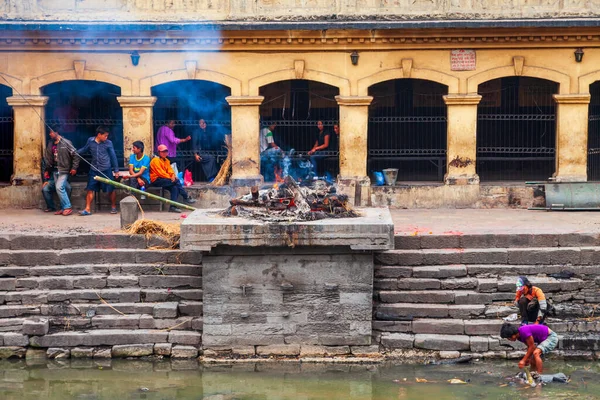 Kathmandu Nepal April 2012 Hindu Kremering Ritual Vid Bagmati Floden — Stockfoto