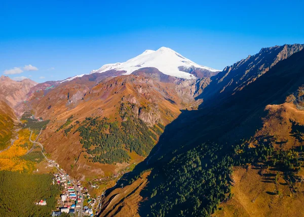 エルブラス山はロシアとヨーロッパで最も高く 最も有名な山の峰です — ストック写真
