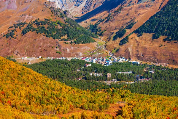 테스코 파노라마 테스코올은 브로스 기슭에 마을로서 러시아와 유럽에서 산봉우리이다 — 스톡 사진