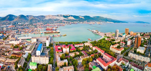 新罗西斯克市中心空中全景景观 新罗西斯克是俄罗斯克拉斯诺达尔边疆地区黑海的主要港口 — 图库照片
