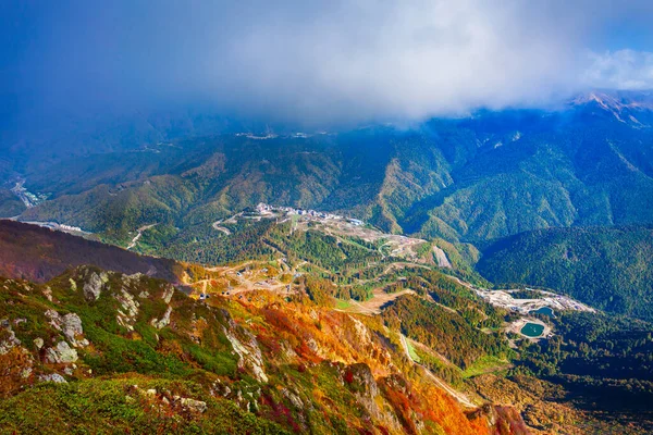 ローズピークの観点からローズやロサ高原の山の村の空中ビュー ローザ ピークとロザ クトールは ロシアのソチ地方のクラスナヤ ポリアナ タウン近くにあるアルペンスキーリゾートです — ストック写真