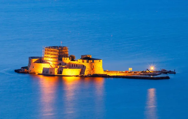 晚上在Nafplio的Bourtzi水堡Nafplio是希腊伯罗奔尼撒半岛的一个海港城镇 — 图库照片