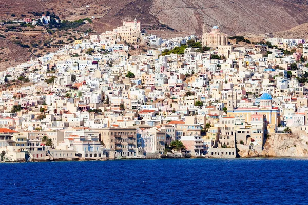 エルモポリとアノ シロスはシロス島の都市である シロス島またはシロス島は エーゲ海のキクラデス諸島のギリシャの島です — ストック写真