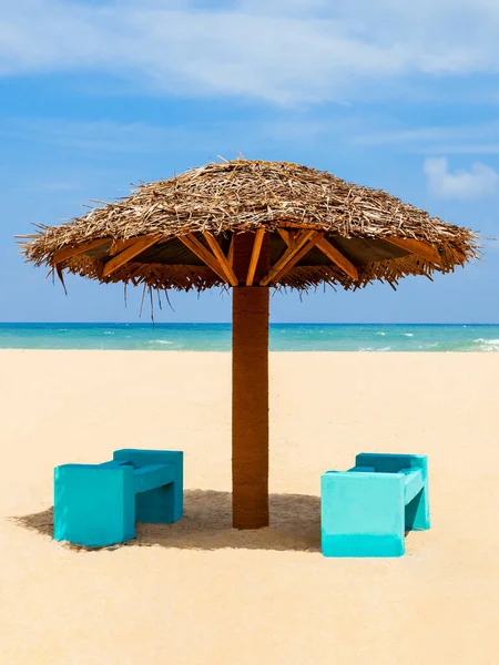デッキチェアや黄砂 スリランカで美容ロンリー ビーチに傘でサンラウンジャー — ストック写真