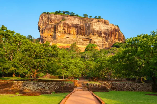 Sigiriya Rock Lion Rock Είναι Ένα Αρχαίο Φρούριο Κοντά Στη — Φωτογραφία Αρχείου