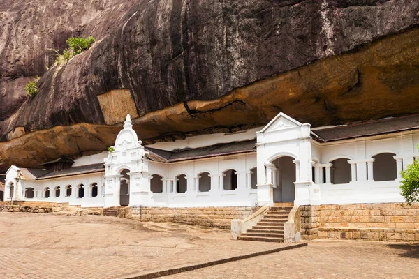 丹布拉石窟寺或丹布拉金寺 石窟寺是斯里兰卡丹布拉市附近的世界遗产站点 — 图库照片