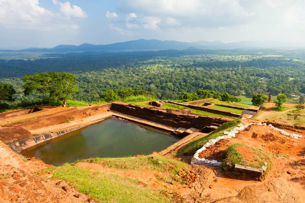 Zwembad Koninklijke Tuin Paleiscomplex Bovenkant Van Burcht Sigiriya Rots Lion — Stockfoto