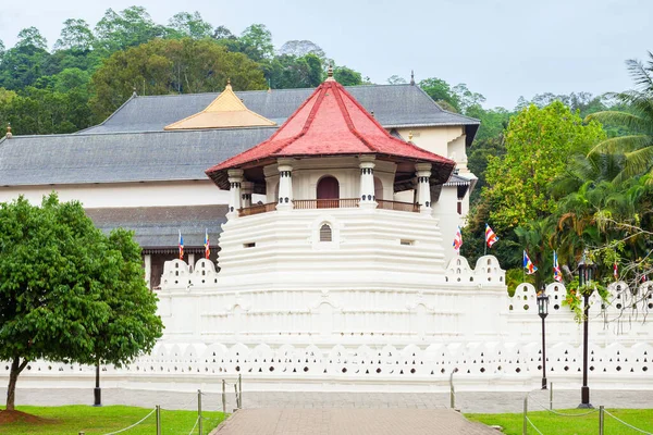 Храм Святой Зубной Реликвии Шри Далада Малигава Канди Шри Ланка — стоковое фото