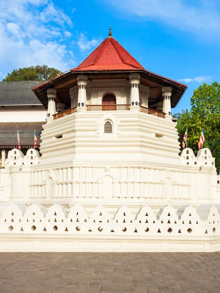 スリランカのキャンディにある聖なる歯の遺跡またはスリ ダラーダ マリガワの寺院 聖歯遺跡寺院は キャンディ王国の王宮複合体に位置する仏教寺院です — ストック写真