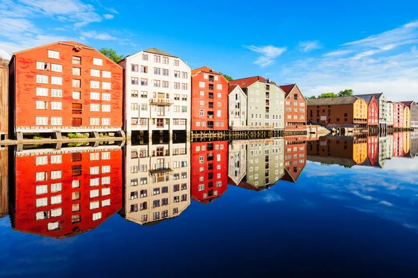 Färgglada Gamla Hus Vid Floden Nidelva Vall Centrala Trondheim Gamla — Stockfoto