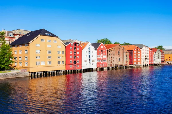 ノルウェー トロンハイム旧市街の中心部にあるNideva川堤防のカラフルな古い家 — ストック写真