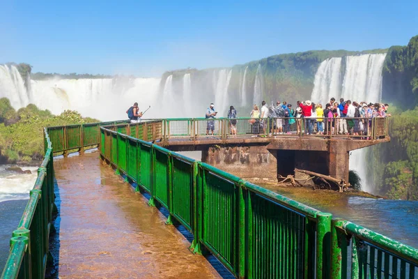 Iguazu Argentina 2016 Május Ismeretlen Turisták Iguazu Vízesésnél Természet Egyik — Stock Fotó