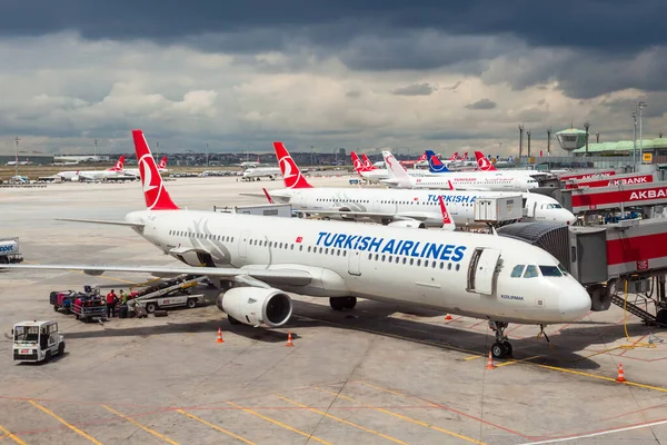伊斯坦布尔 土耳其 2016年5月5日 土耳其航空公司在伊斯坦布尔阿塔图尔克机场的飞机 阿塔图尔克机场是土耳其伊斯坦布尔的主要国际机场 — 图库照片