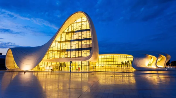 Baku Azerbaijan Settembre 2016 Heydar Aliyev Center Notte Tratta Complesso — Foto Stock