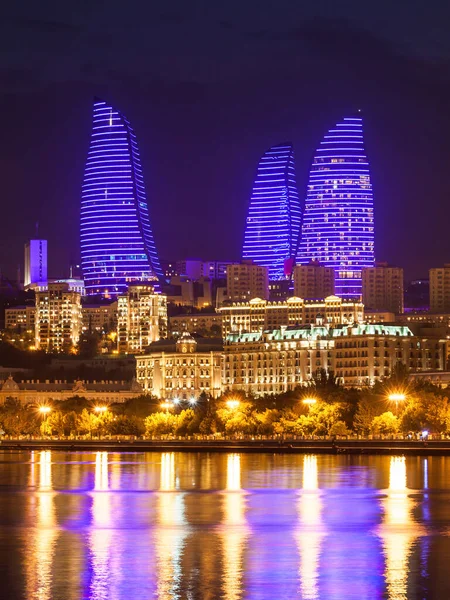 Baku Azerbaijan September 2016 Bakoe Vlamtorens Nachts Het Hoogste Wolkenkrabber — Stockfoto