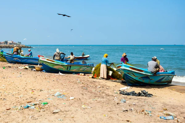 Negombo Sri Lanka Febrero 2017 Barcos Pesqueros Pescadores Playa Negombo —  Fotos de Stock