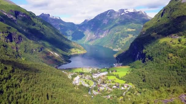 Geiranger vid Geirangerfjords flygvy, Norge — Stockvideo