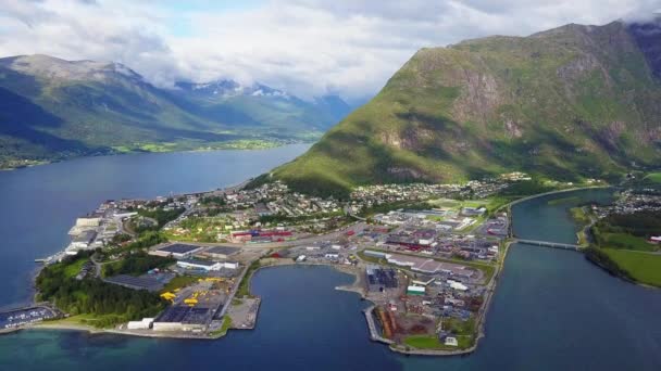 Vista aérea de la ciudad de Andalsnes en Noruega — Vídeos de Stock