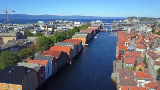 Coloridas casas antiguas vista aérea, Trondheim — Vídeo de stock