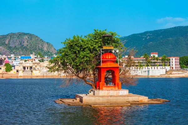 インドのラジャスタン州プシュカルのプシュカル湖のヒンドゥー寺院 — ストック写真