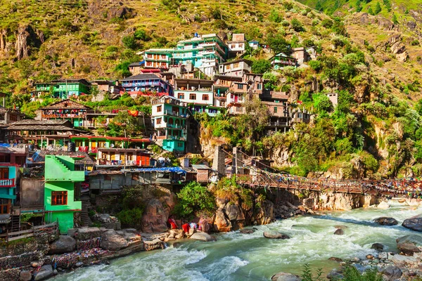 インドのヒマカル プラデーシュ州パルヴァティ渓谷のマニカラン村にあるカラフルな地元の家 — ストック写真