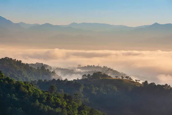 Landschappelijk Uitzicht Beboste Berghelling Mist Wolken Bij Zonsopgang Himalaya Bergen — Stockfoto